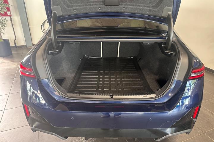 Blå BMW i5 fra 2024