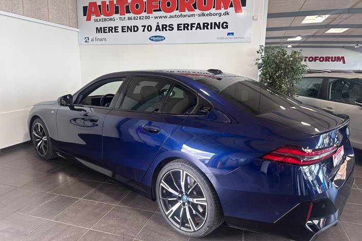 Blå BMW i5 fra 2024