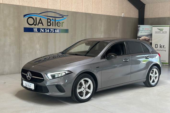 Grå Mercedes A250 e fra 2020 set udefra