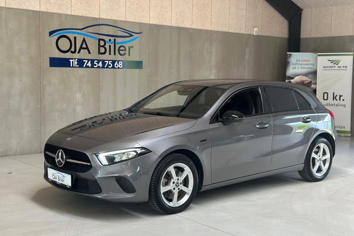 Grå Mercedes A250 e fra 2020 set udefra