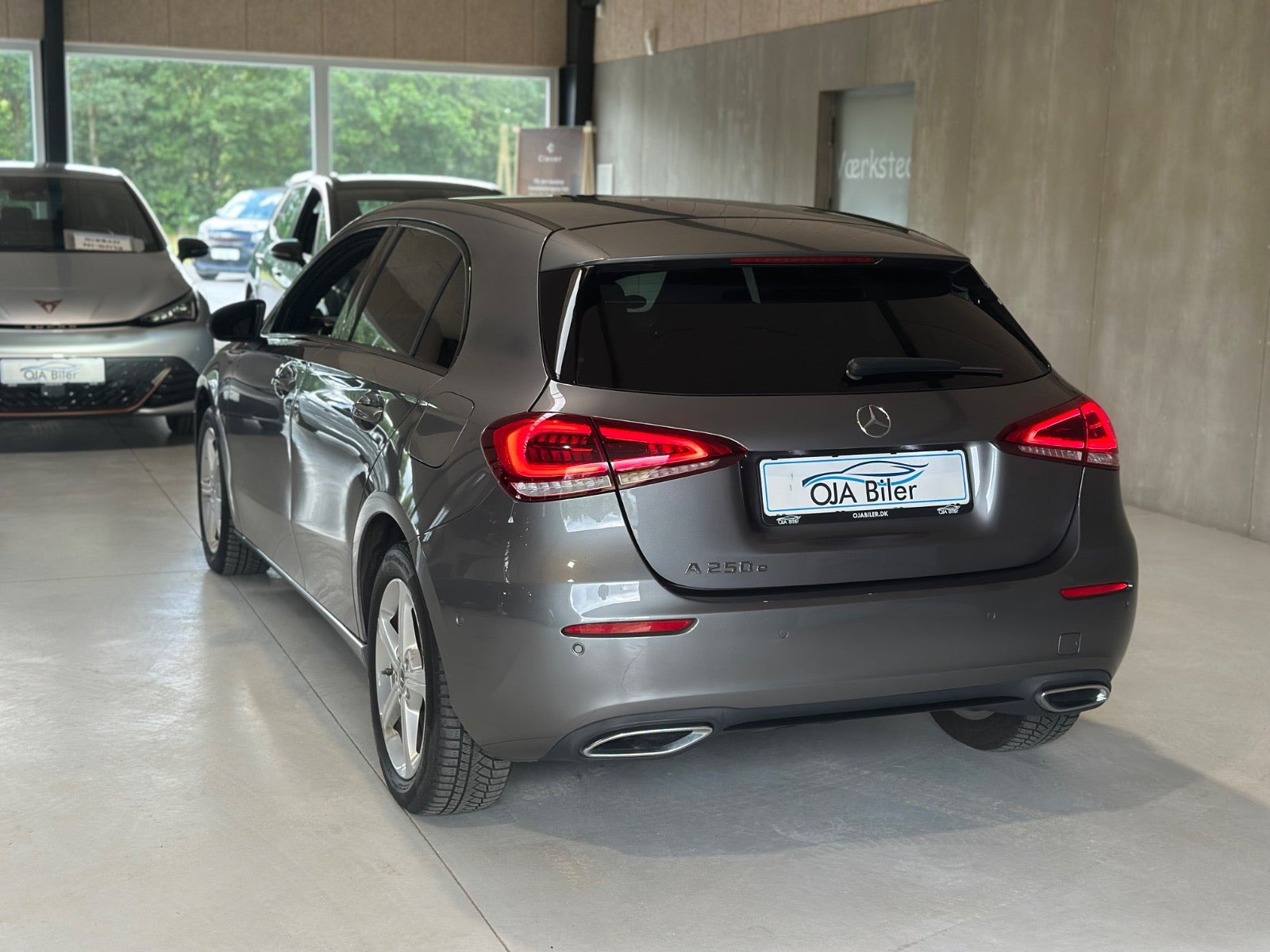 Grå Mercedes A250 e fra 2020