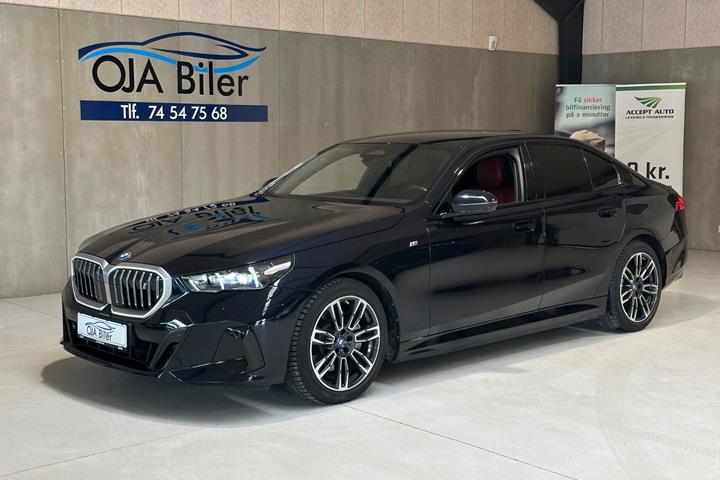Sort BMW i5 fra 2024 set udefra