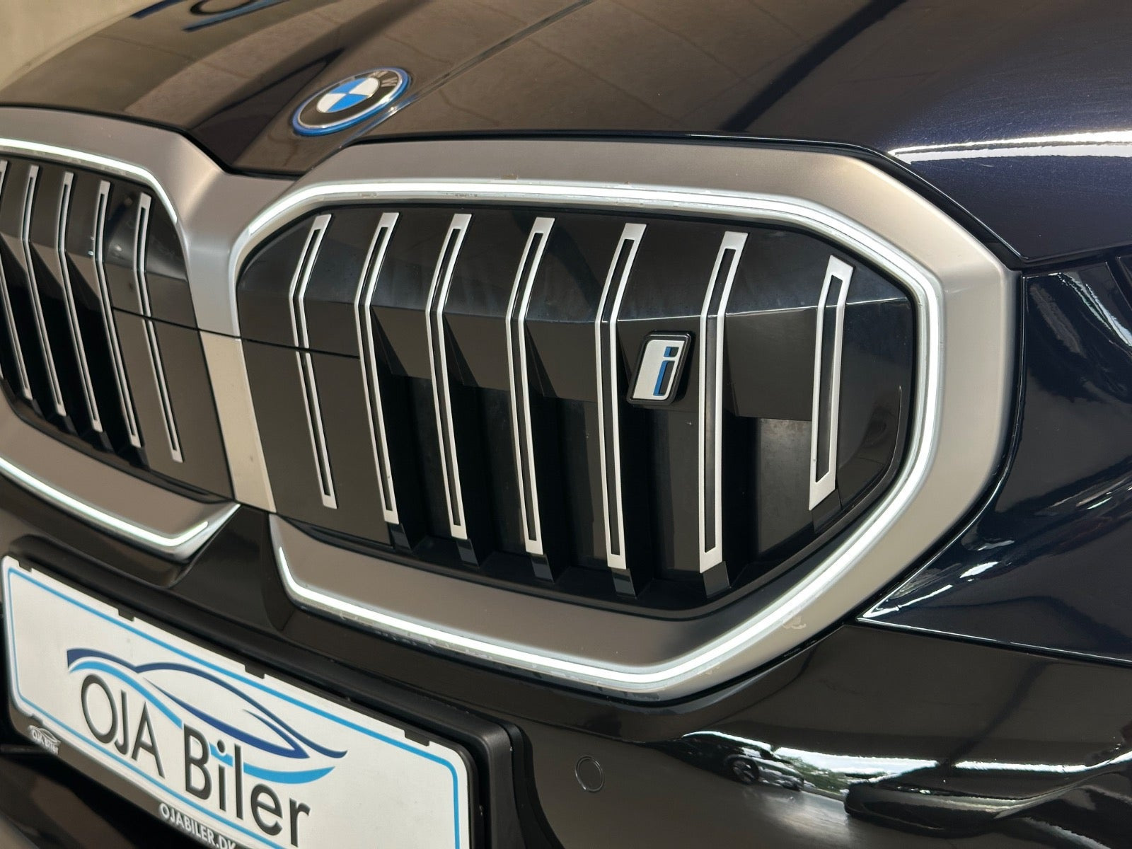 Sort BMW i5 fra 2024