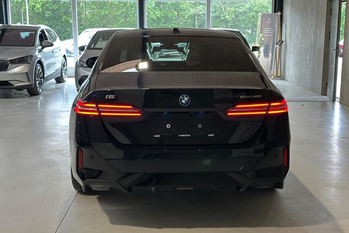 Sort BMW i5 fra 2024