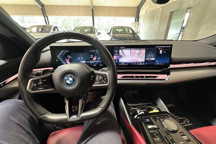 Sort BMW i5 fra 2024