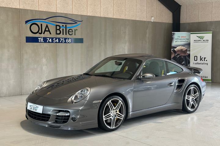 Grå Porsche 911 Turbo fra 2008 set udefra