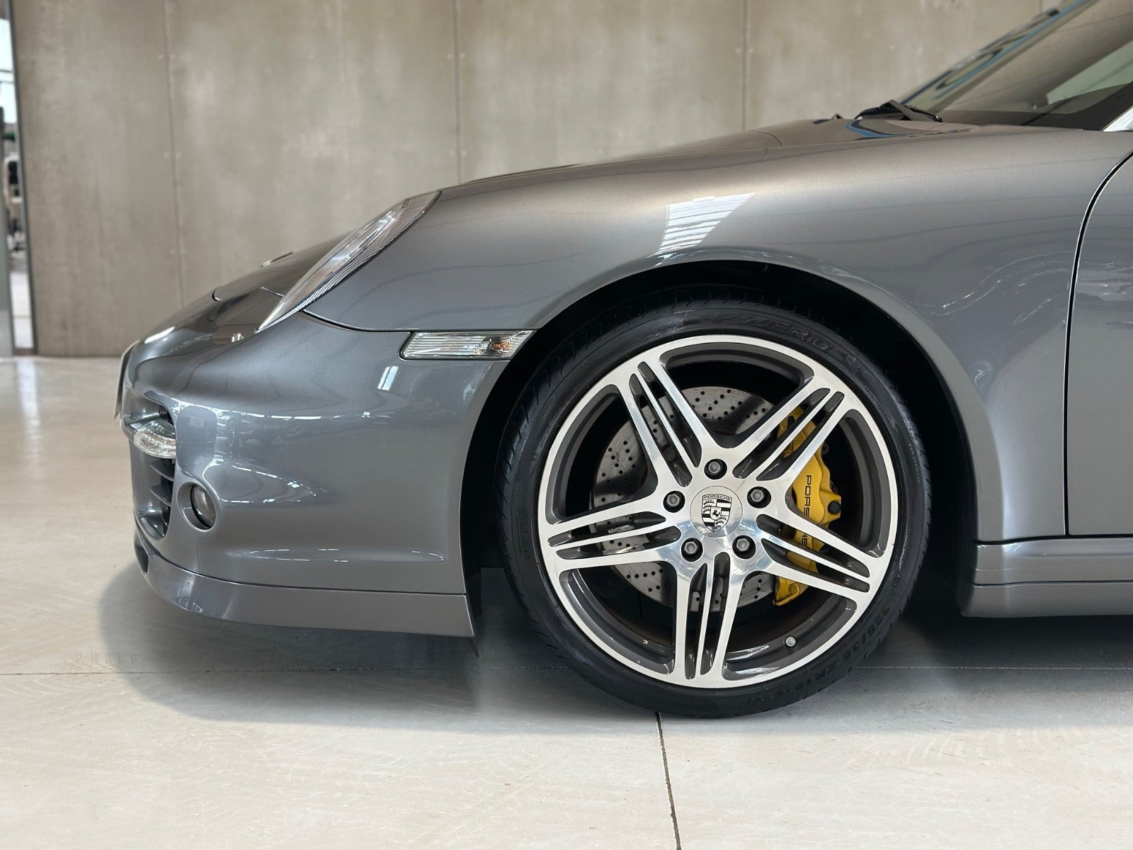 Grå Porsche 911 Turbo fra 2008