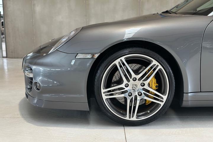 Grå Porsche 911 Turbo fra 2008