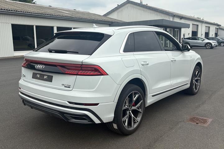 Hvid Audi Q8 fra 2019