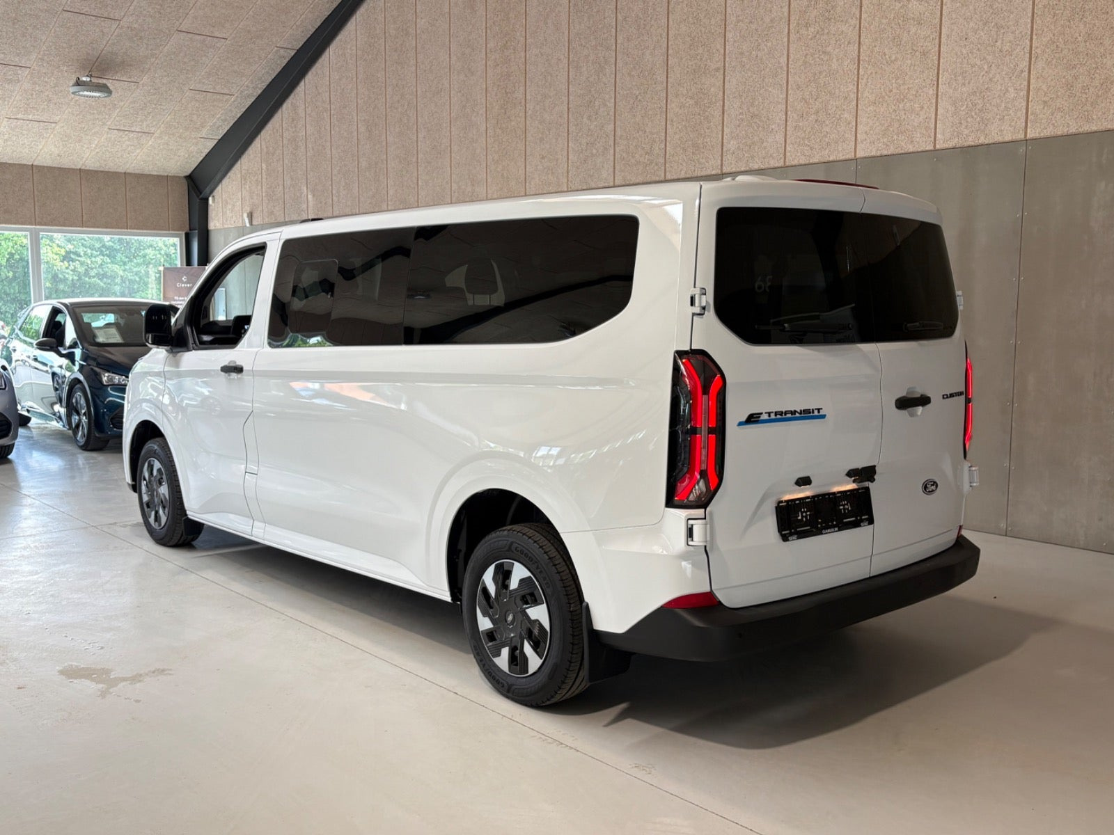 Hvid Ford E-Transit Custom Kombi 340 L2 fra 2026