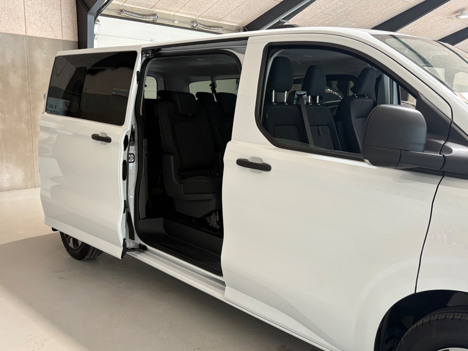 Hvid Ford E-Transit Custom Kombi 340 L2 fra 2026 set udefra