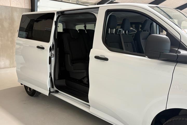Hvid Ford E-Transit Custom Kombi 340 L2 fra 2026 set udefra
