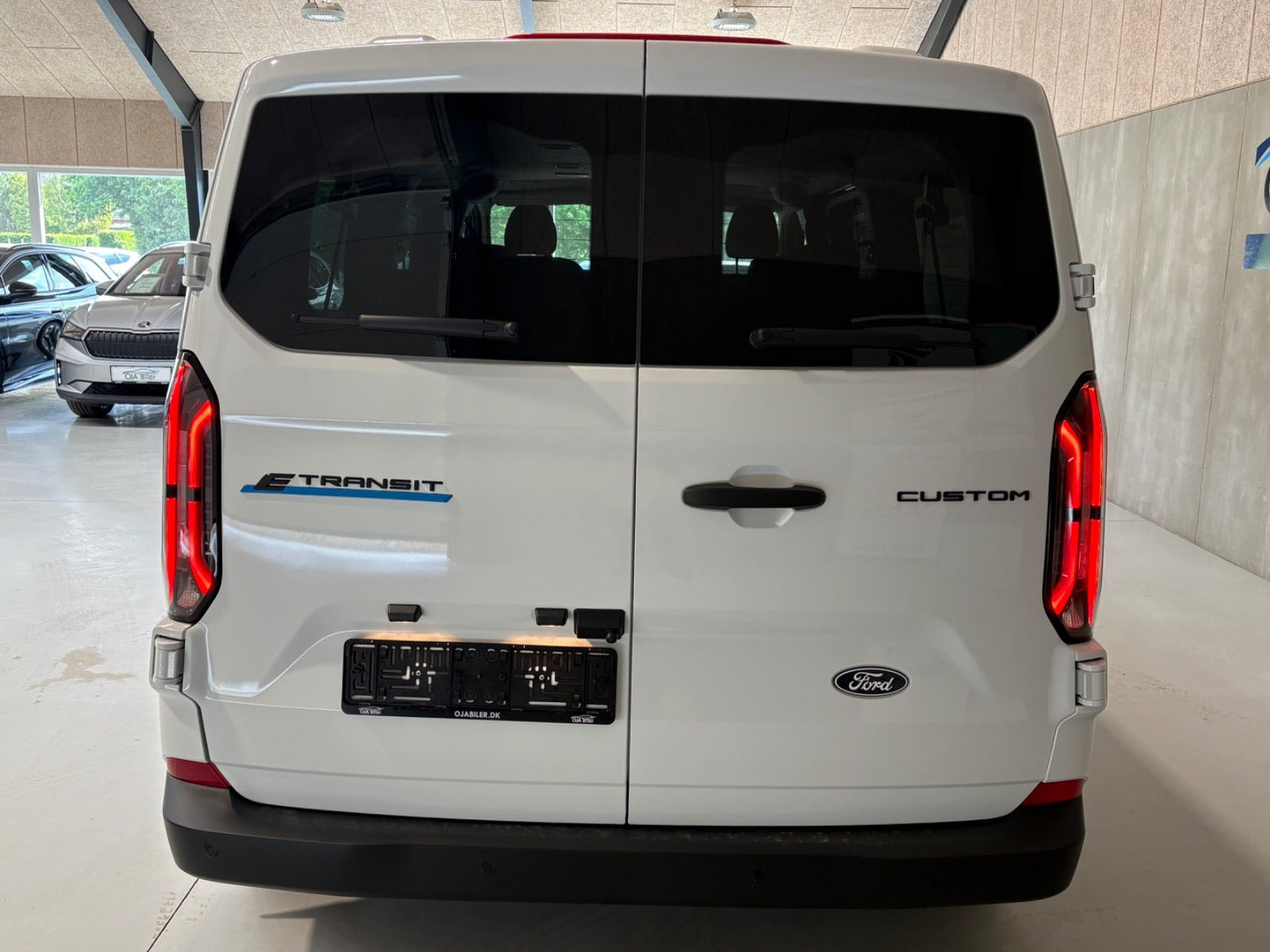 Hvid Ford E-Transit Custom Kombi 340 L2 fra 2026 set udefra