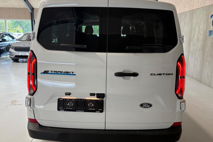 Hvid Ford E-Transit Custom Kombi 340 L2 fra 2026 set udefra