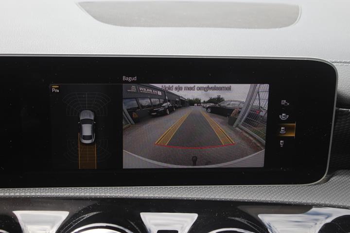 Hvid Mercedes CLA180 d fra 2019 set indefra