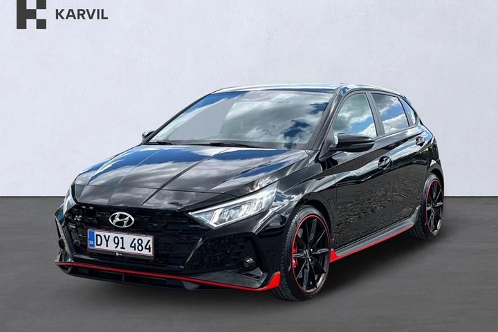 Sort Hyundai i20 fra 2023 set udefra