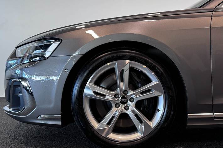 Grå Audi A8 fra 2023