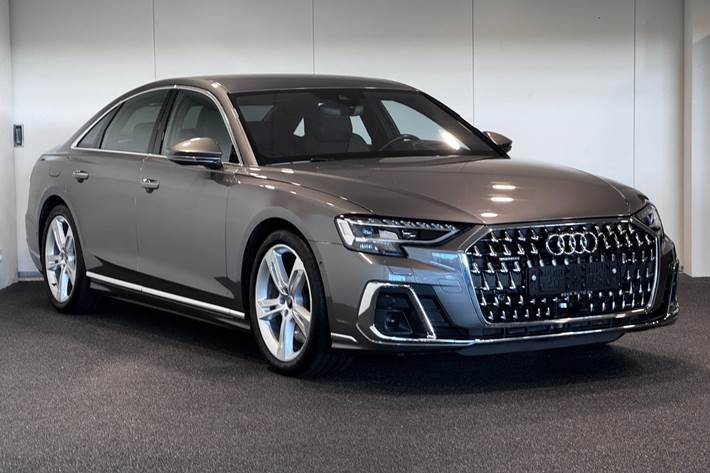 Grå Audi A8 fra 2023