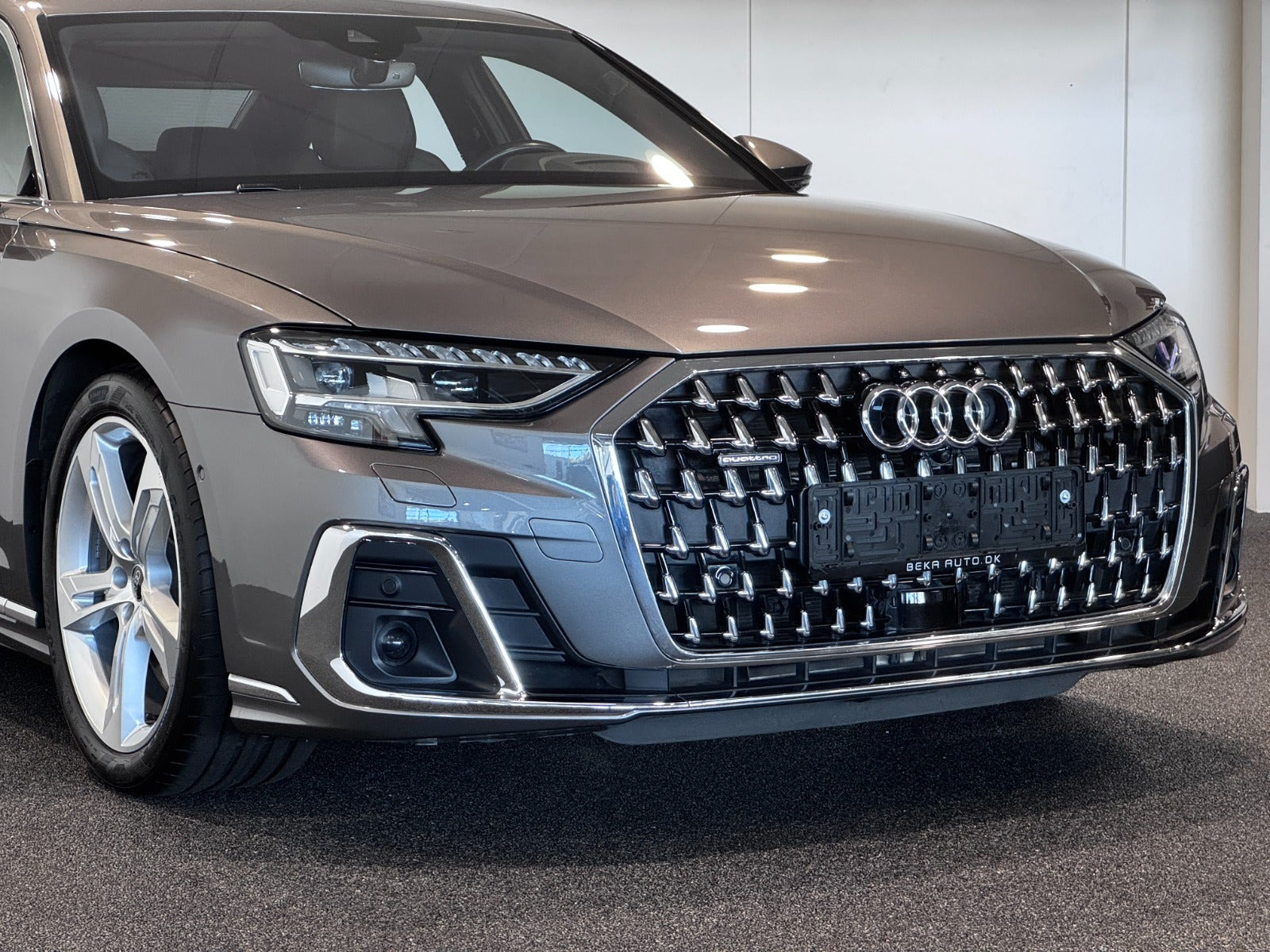 Grå Audi A8 fra 2023