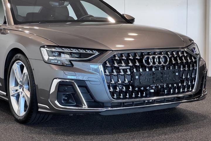 Grå Audi A8 fra 2023