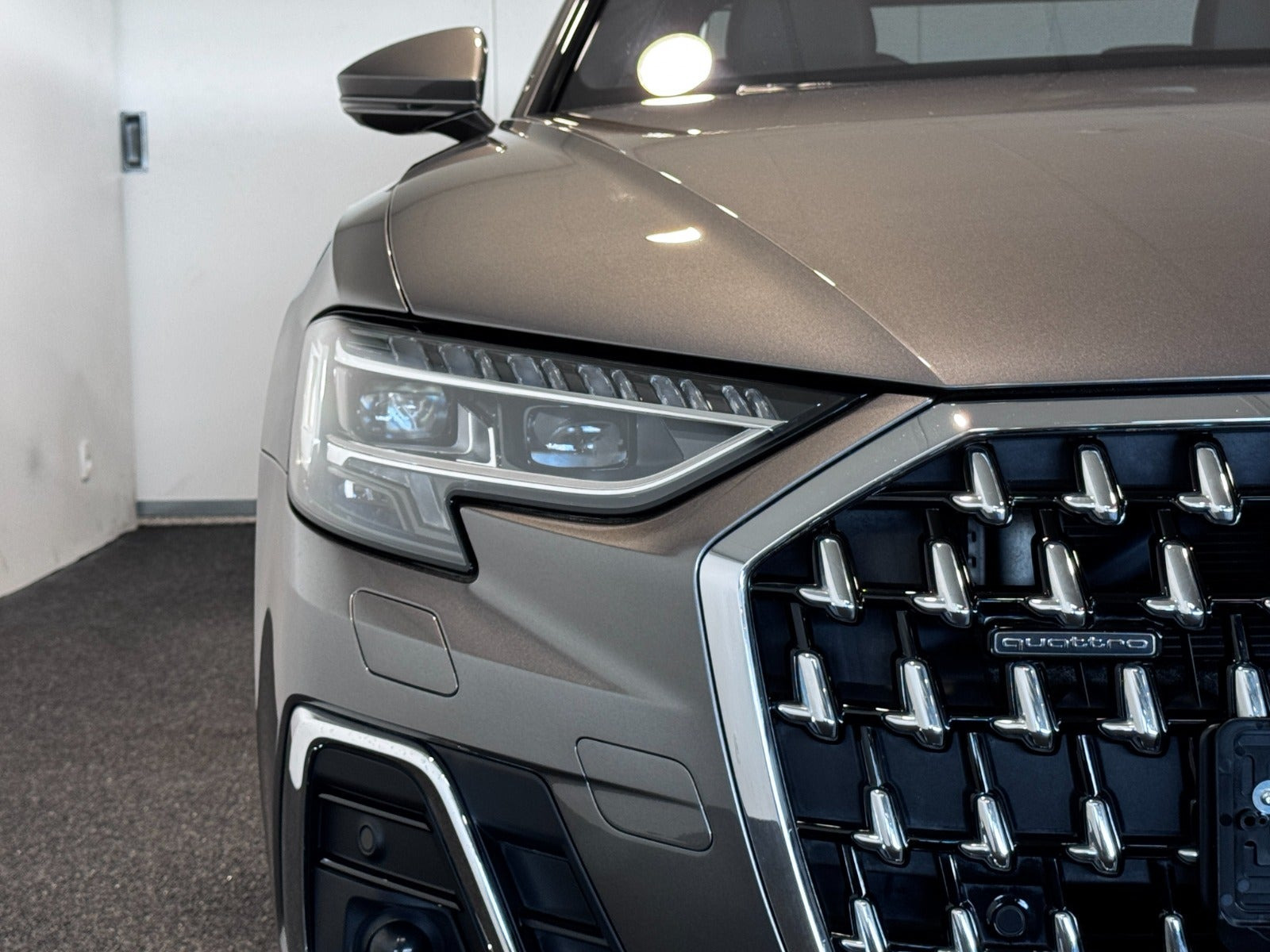 Grå Audi A8 fra 2023