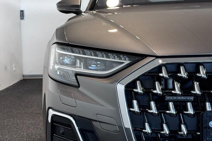 Grå Audi A8 fra 2023