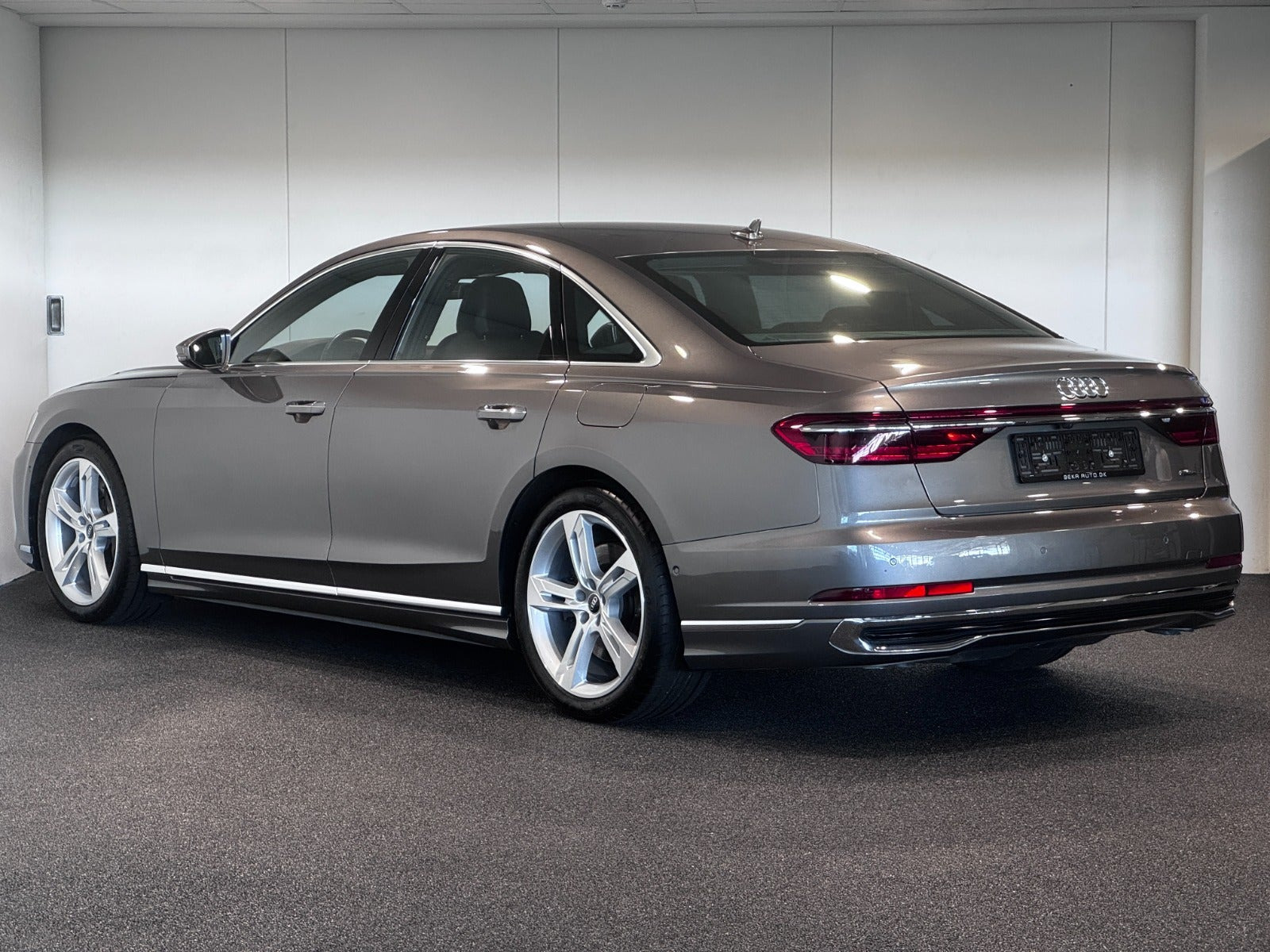Grå Audi A8 fra 2023