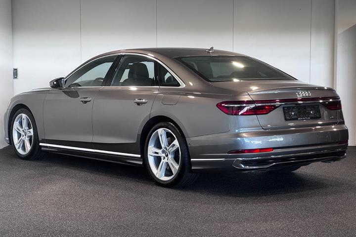 Grå Audi A8 fra 2023