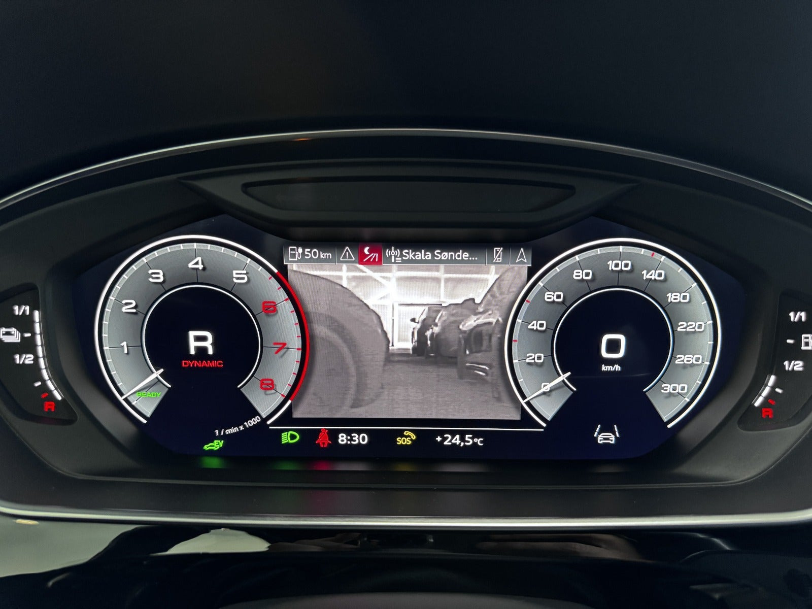Grå Audi A8 fra 2023