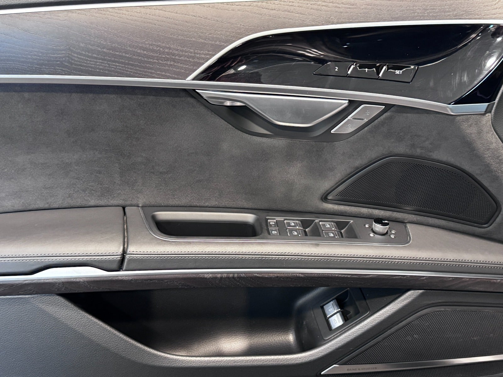 Grå Audi A8 fra 2023