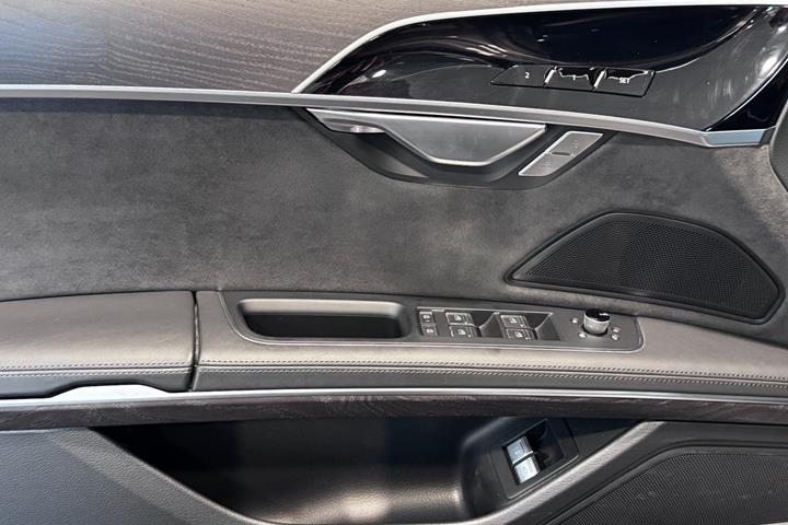 Grå Audi A8 fra 2023
