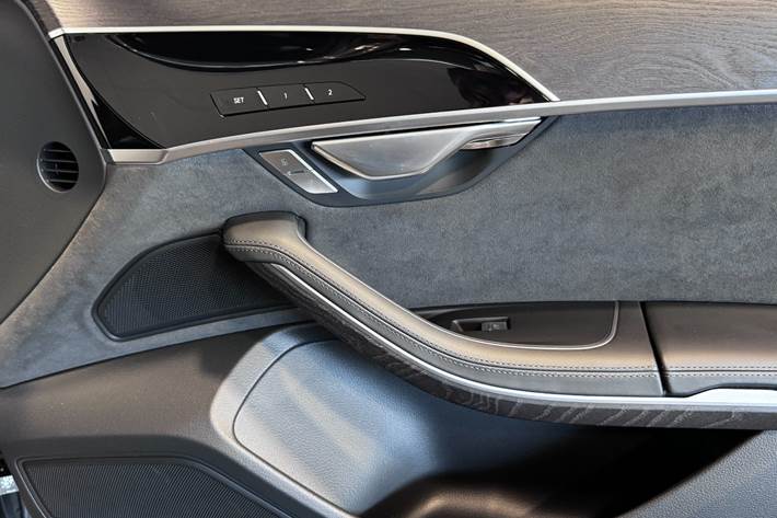 Grå Audi A8 fra 2023