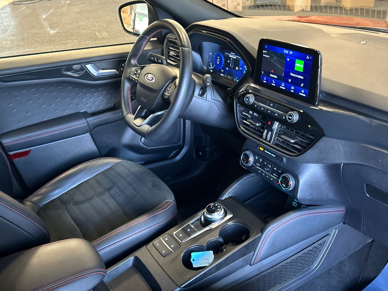 Grå Ford Kuga fra 2021