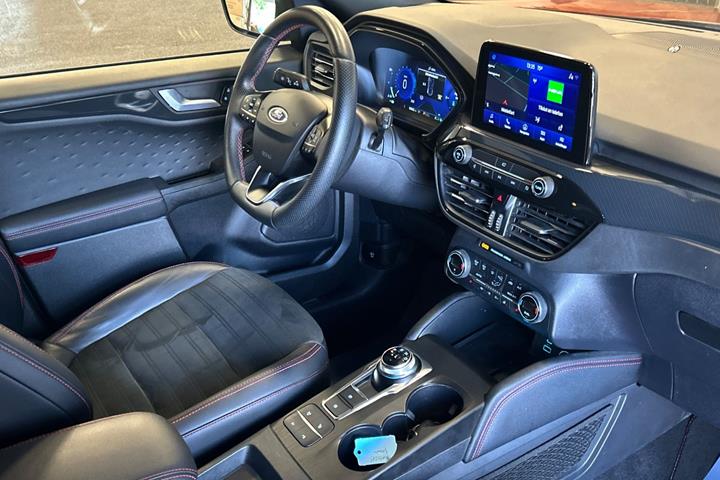 Grå Ford Kuga fra 2021