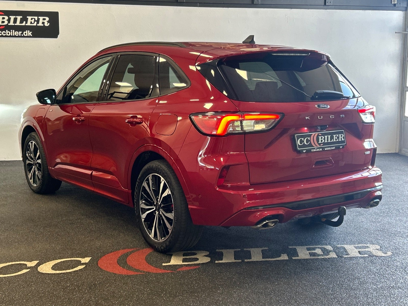 Grå Ford Kuga fra 2021