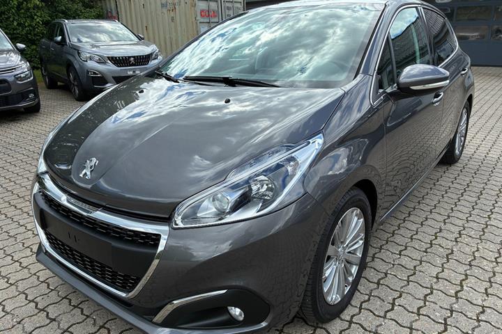 Grå Peugeot 208 fra 2019 set udefra