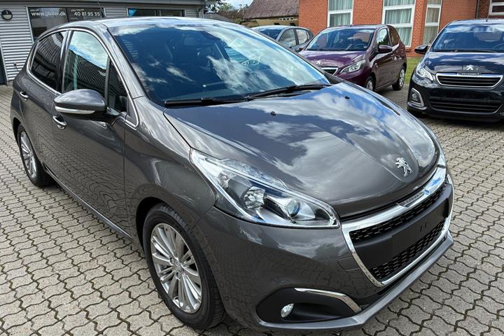 Grå Peugeot 208 fra 2019