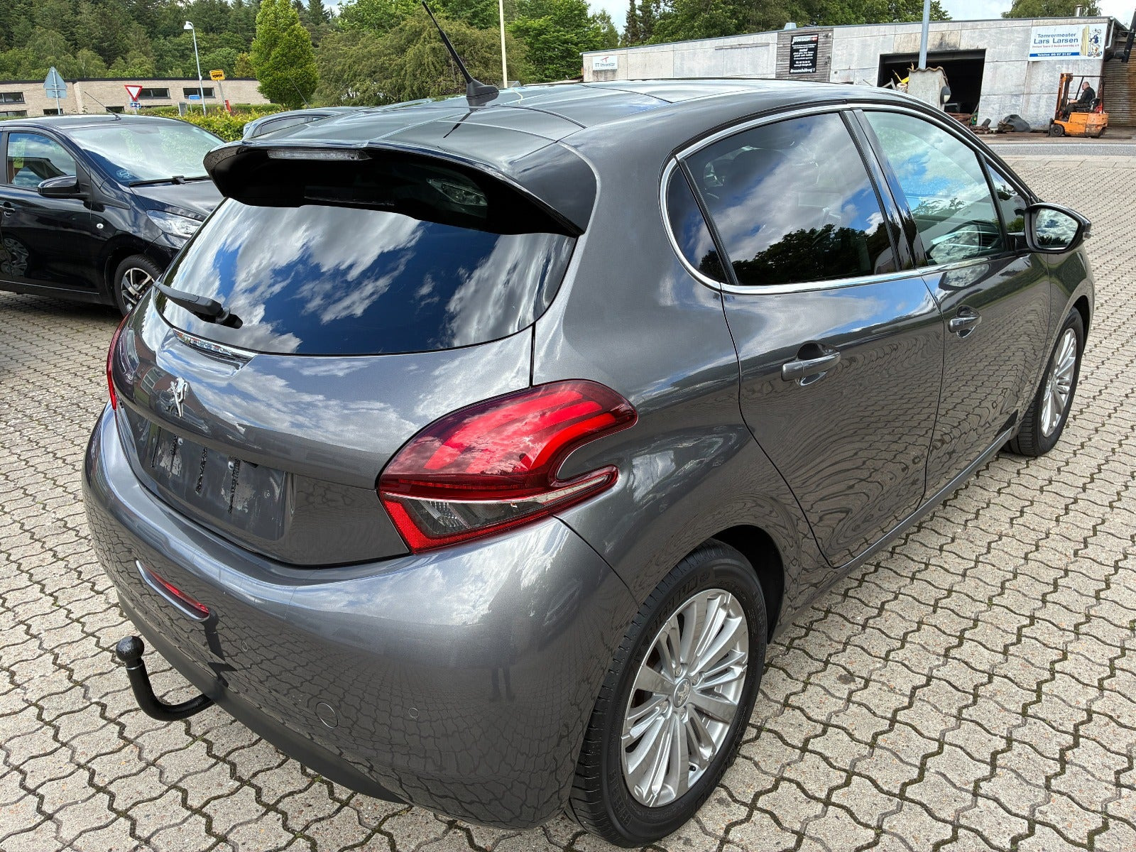Grå Peugeot 208 fra 2019