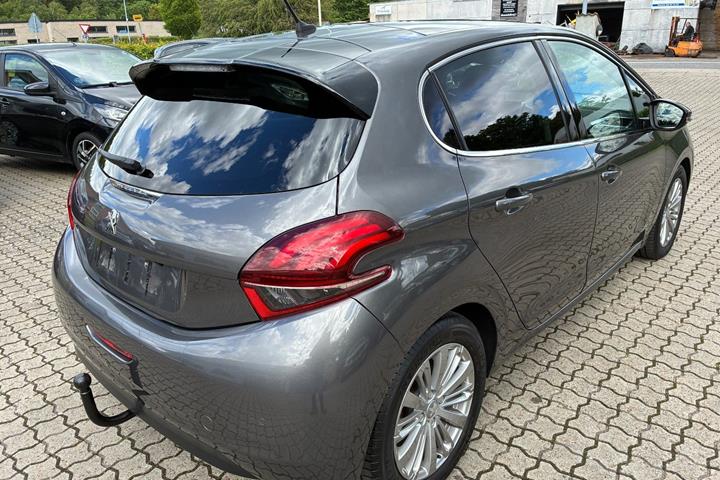 Grå Peugeot 208 fra 2019