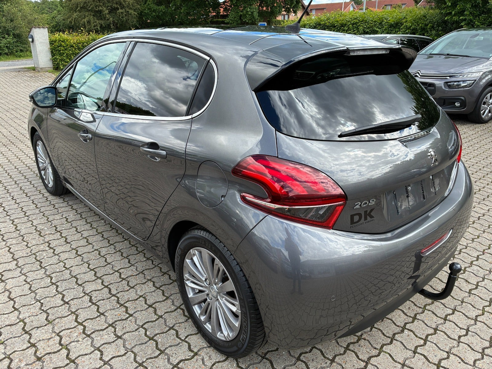 Grå Peugeot 208 fra 2019