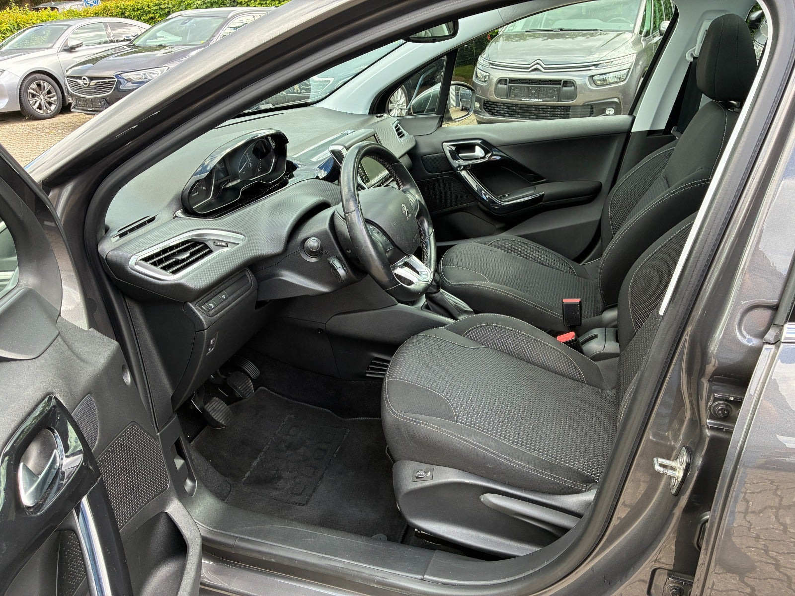 Grå Peugeot 208 fra 2019