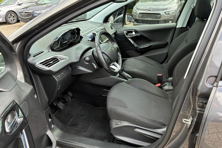 Grå Peugeot 208 fra 2019