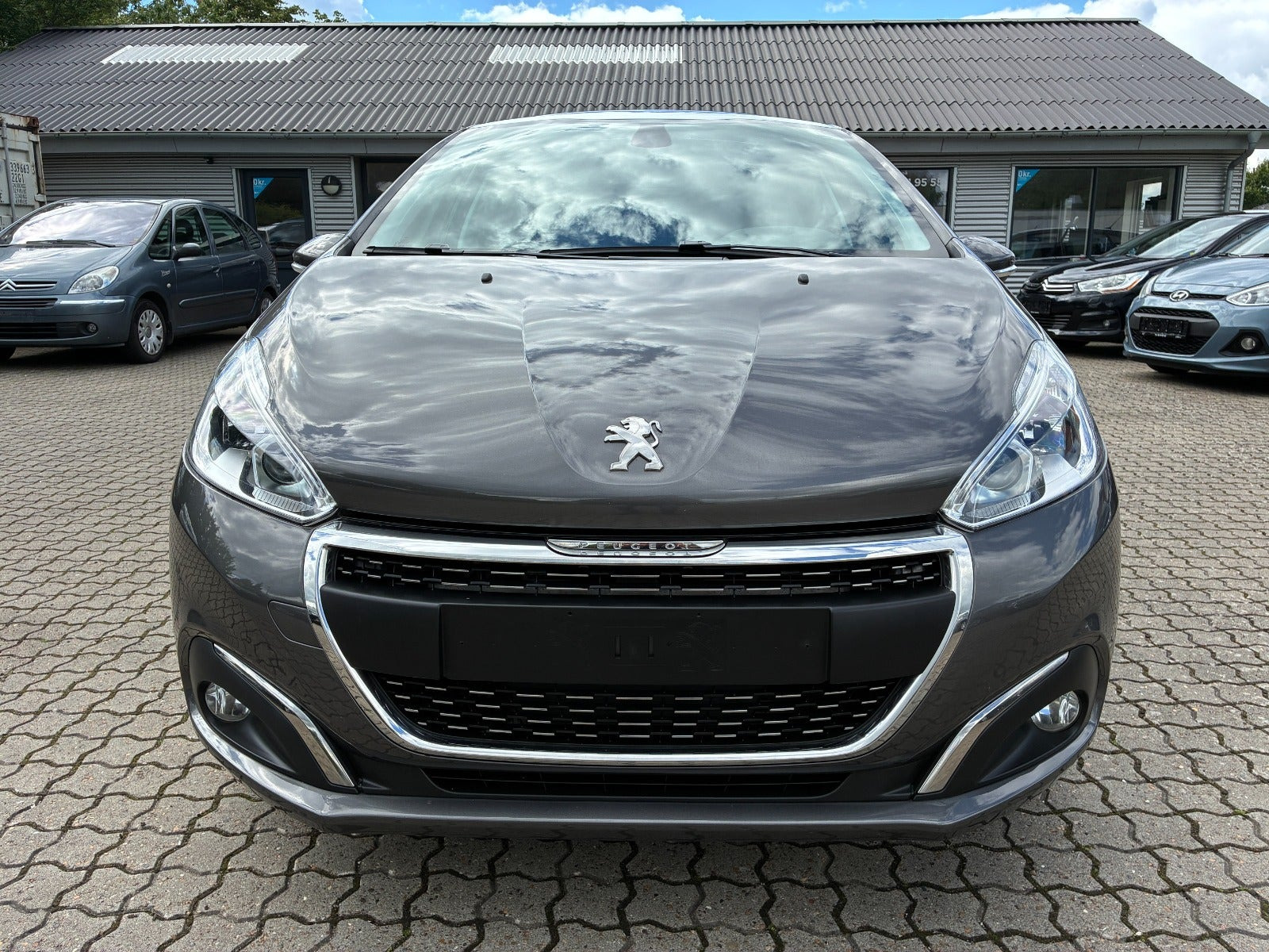 Grå Peugeot 208 fra 2019