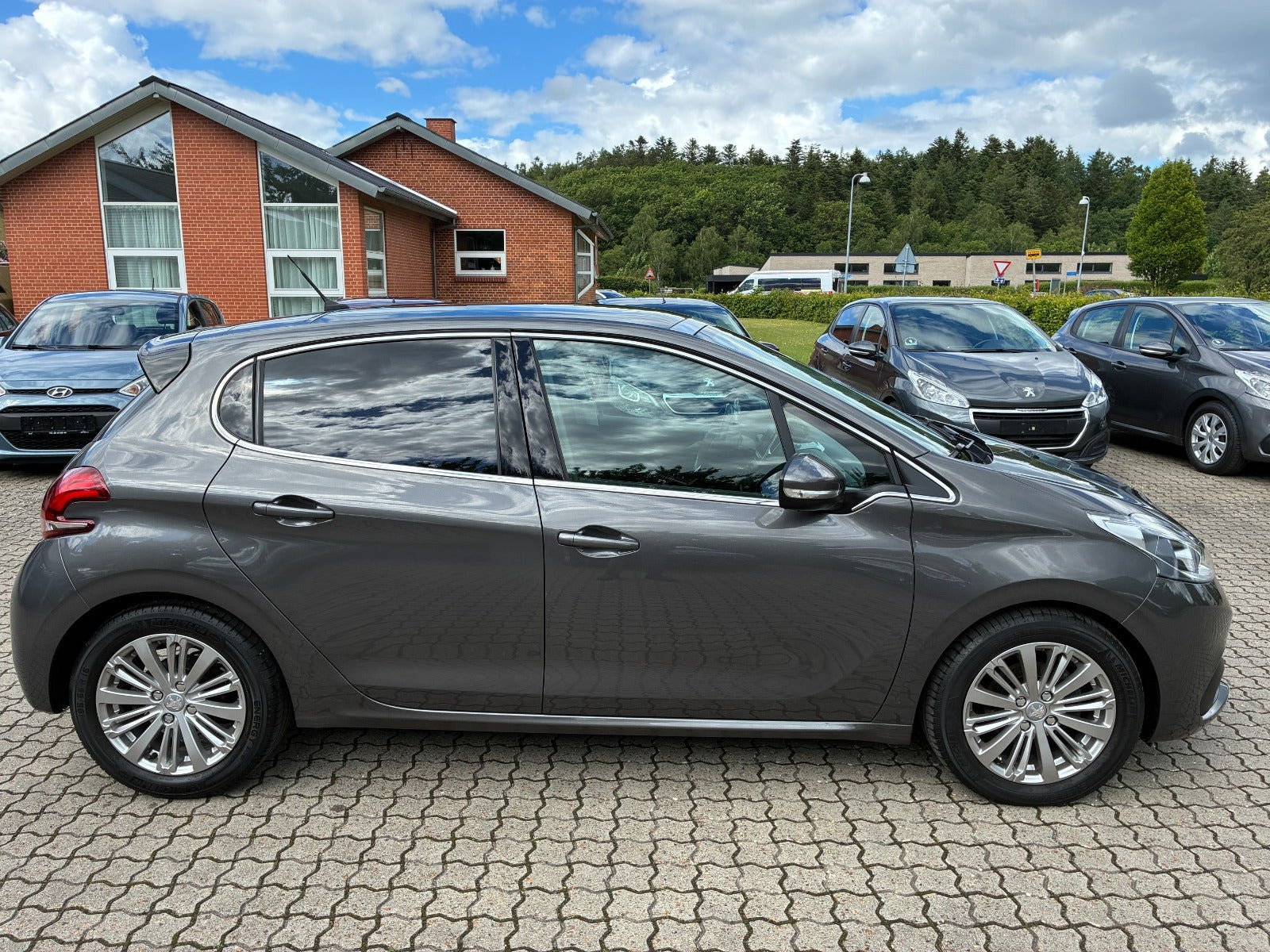 Grå Peugeot 208 fra 2019