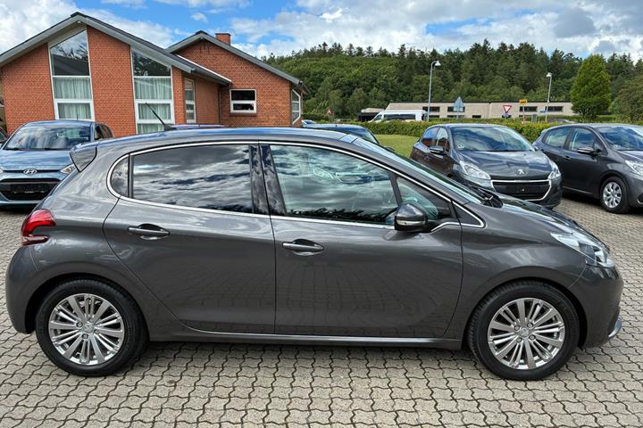 Grå Peugeot 208 fra 2019
