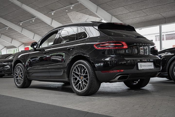 Sort Porsche Macan fra 2018