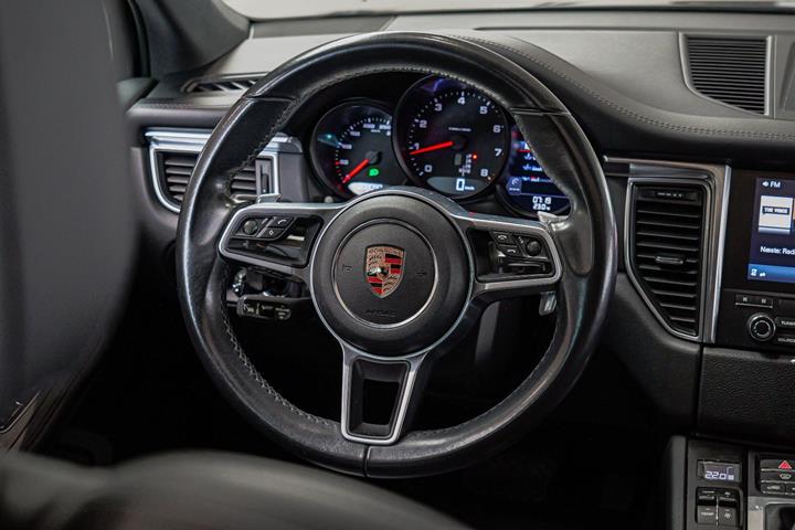 Sort Porsche Macan fra 2018