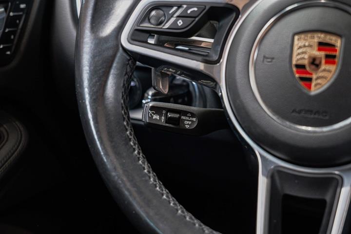 Sort Porsche Macan fra 2018
