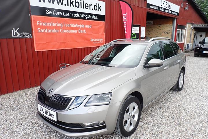 Grå Skoda Octavia fra 2019 set udefra