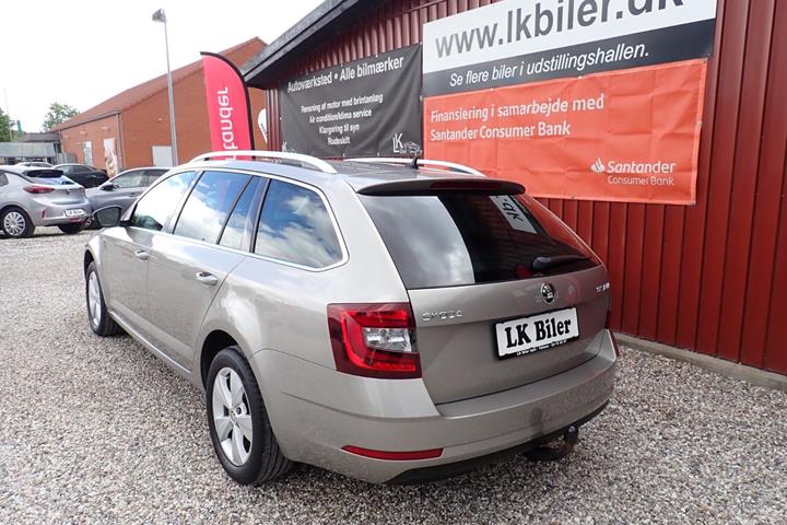 Grå Skoda Octavia fra 2019